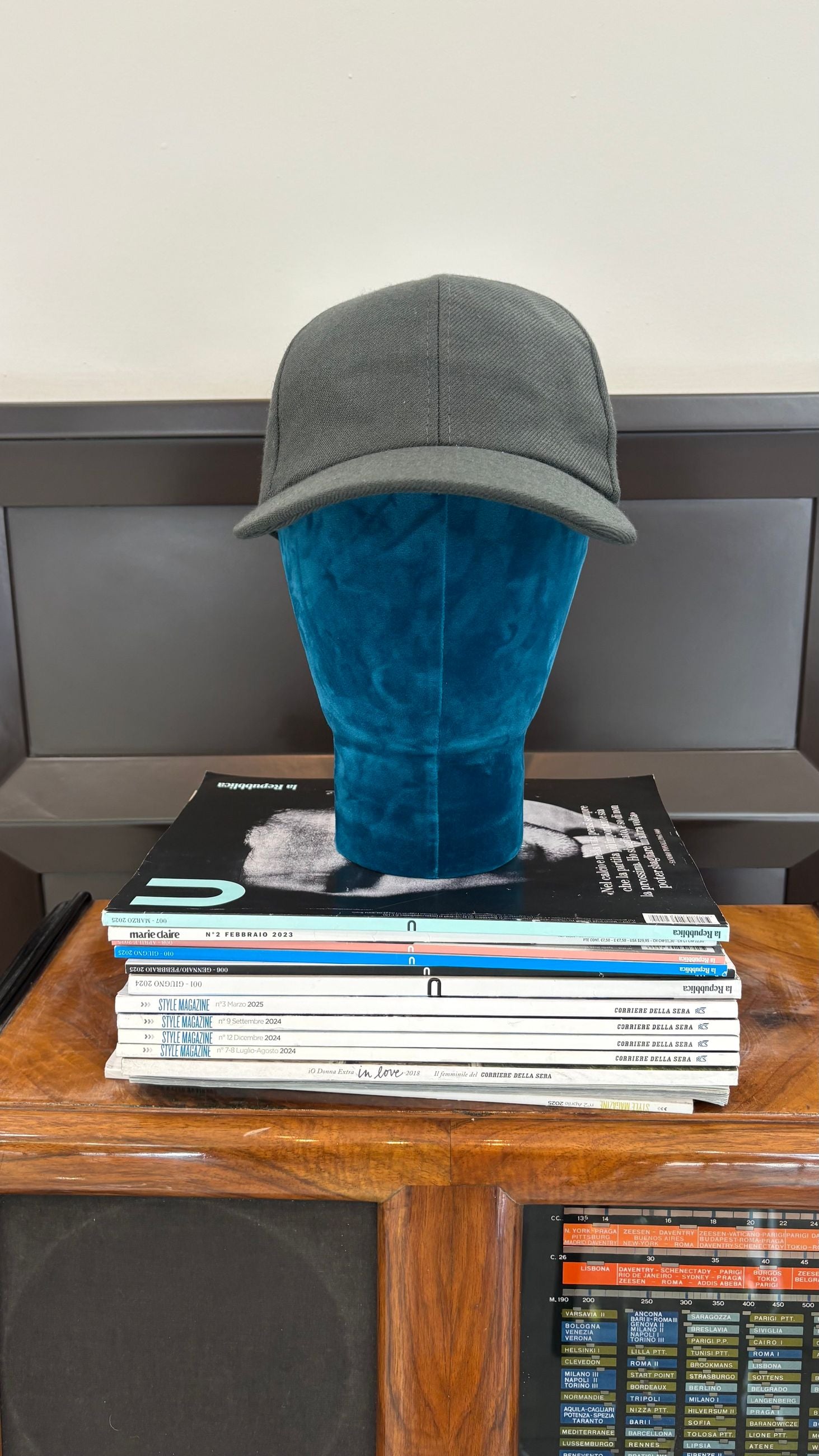 CAPPELLO IN LANA CON VISIERA UOMO - OUT/FIT