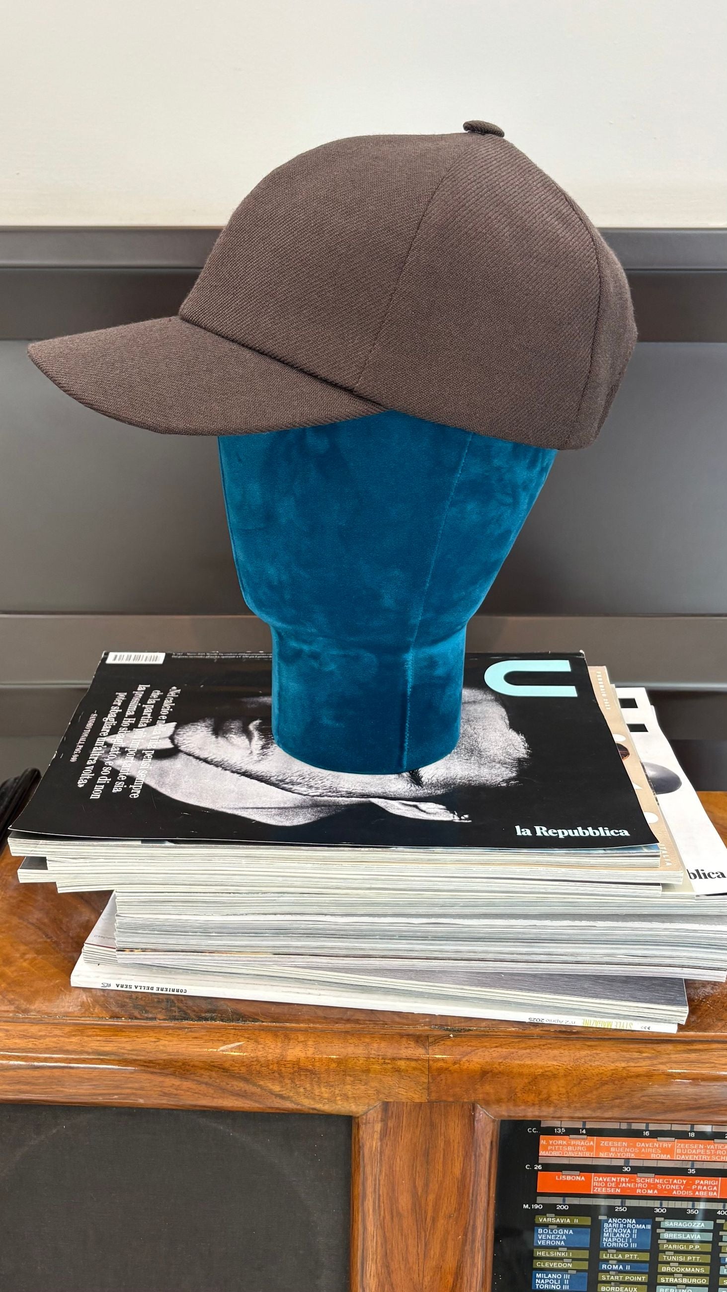 CAPPELLO IN LANA CON VISIERA UOMO - OUT/FIT