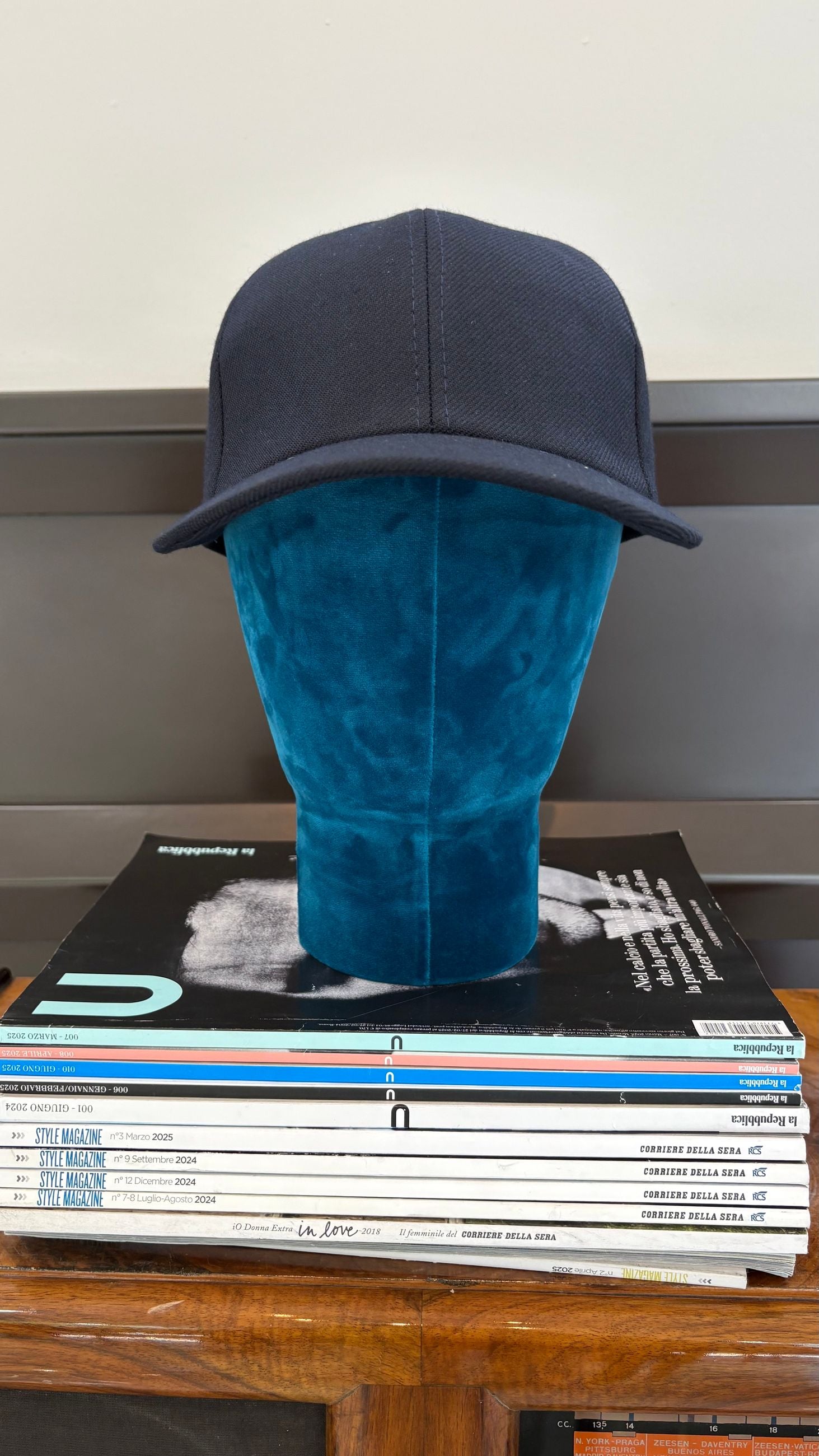 CAPPELLO IN LANA CON VISIERA UOMO - OUT/FIT