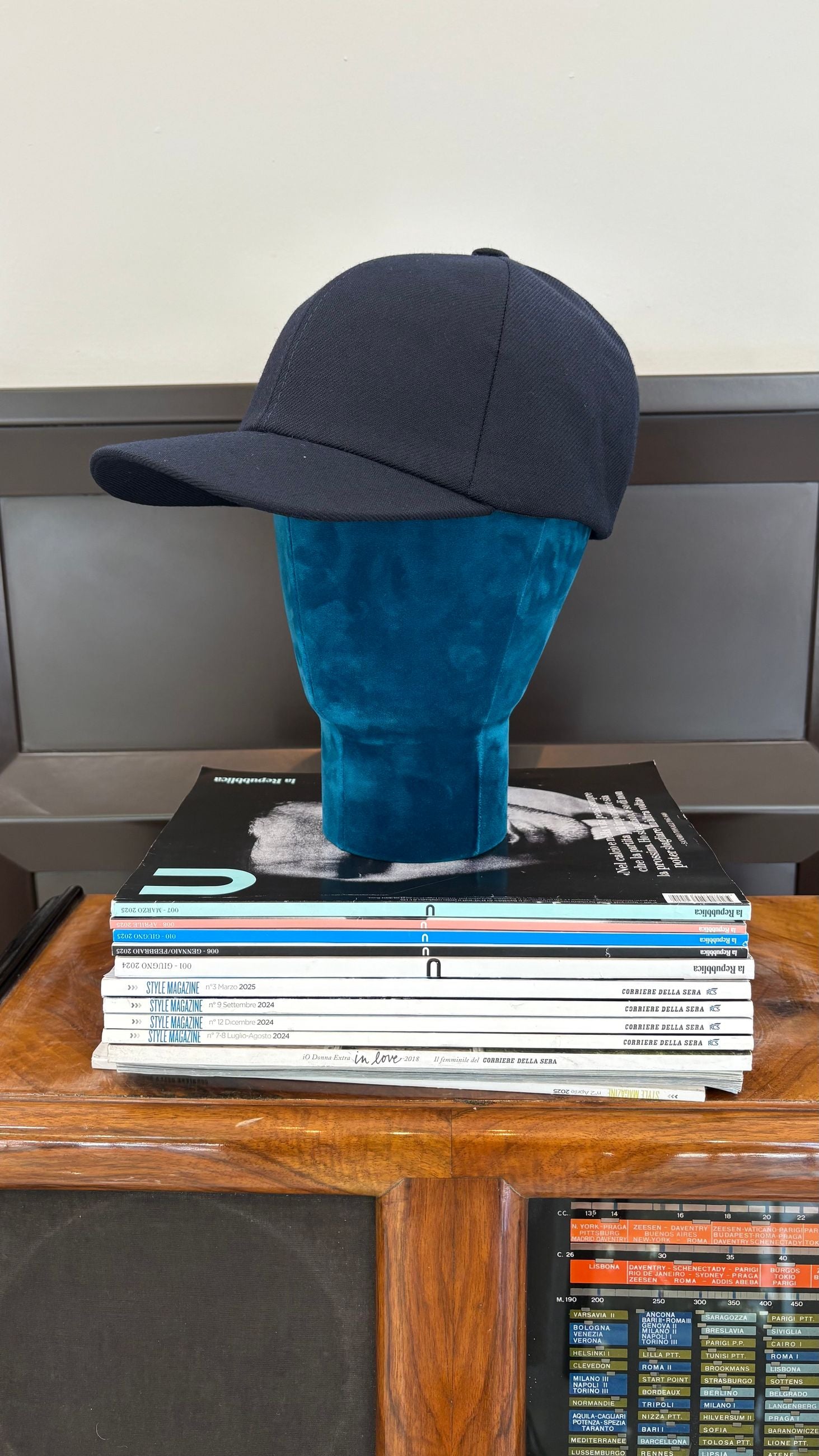 CAPPELLO IN LANA CON VISIERA UOMO - OUT/FIT