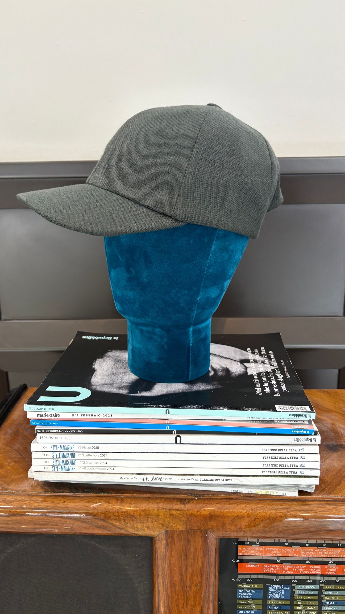 CAPPELLO IN LANA CON VISIERA UOMO - OUT/FIT