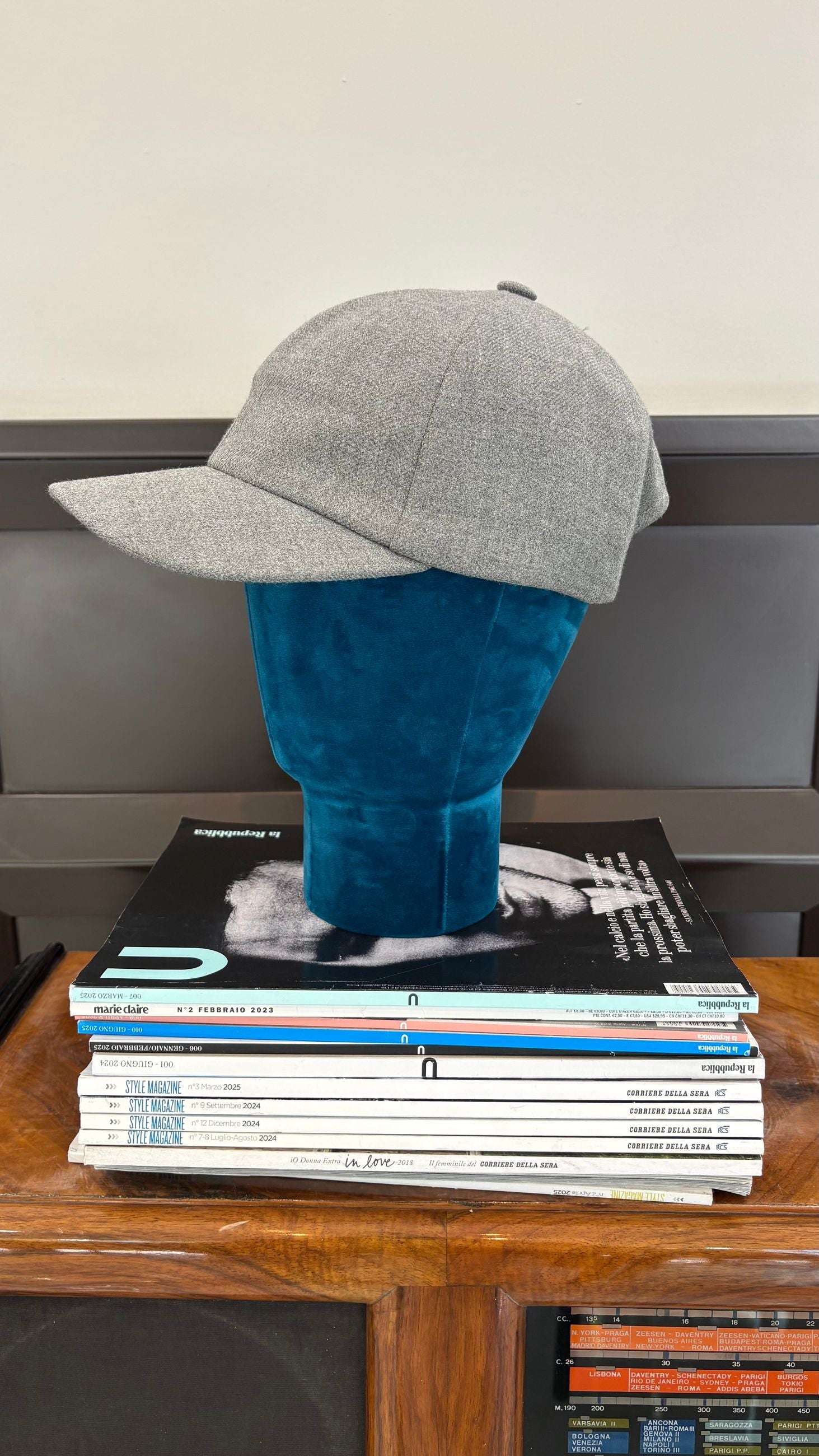 CAPPELLO IN LANA CON VISIERA UOMO - OUT/FIT