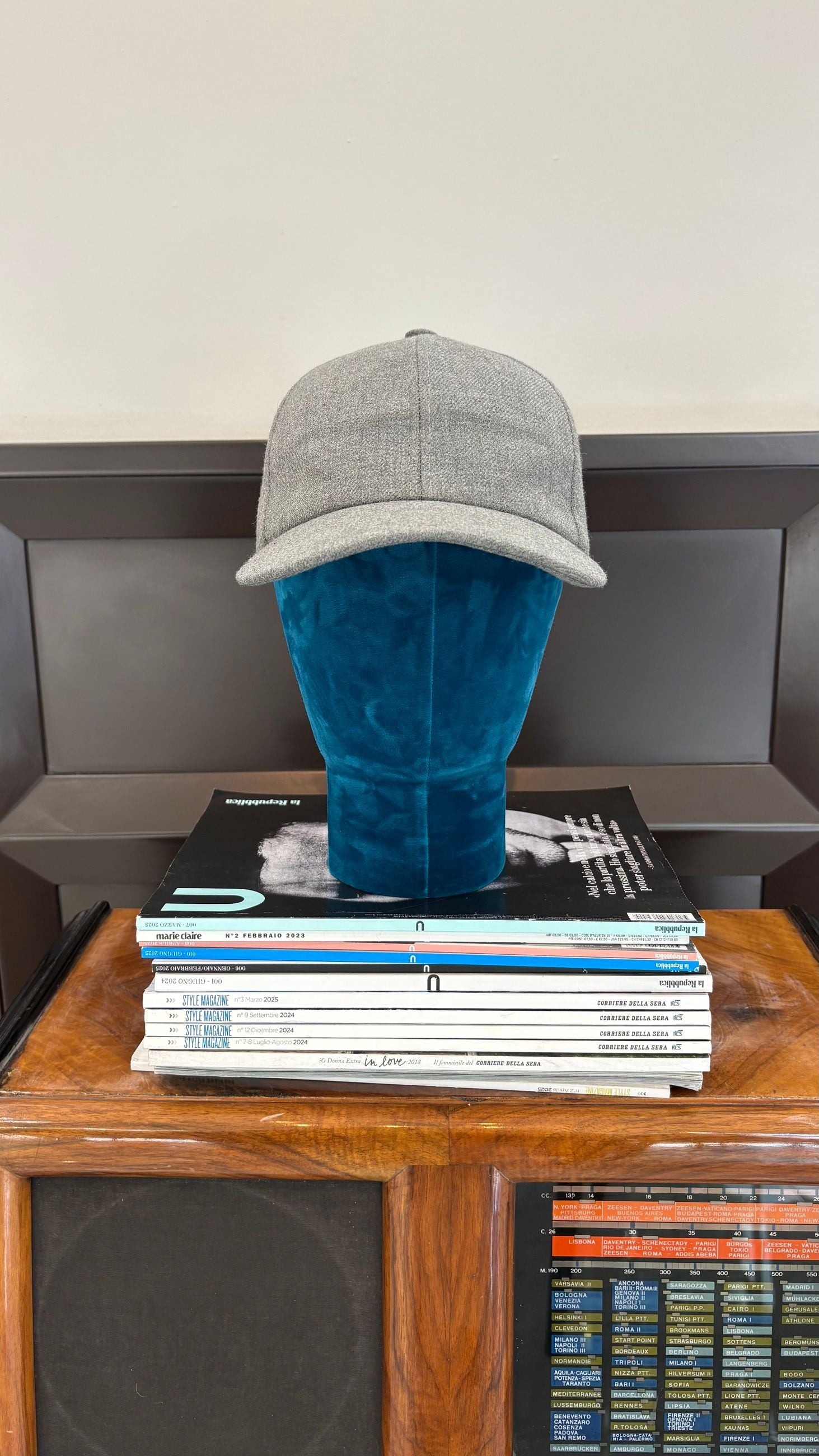 CAPPELLO IN LANA CON VISIERA UOMO - OUT/FIT