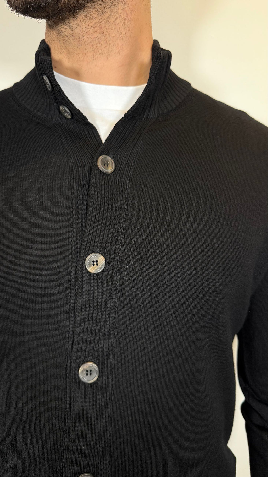 CARDIGAN CON BOTTONI IN PURA LANA - NERO