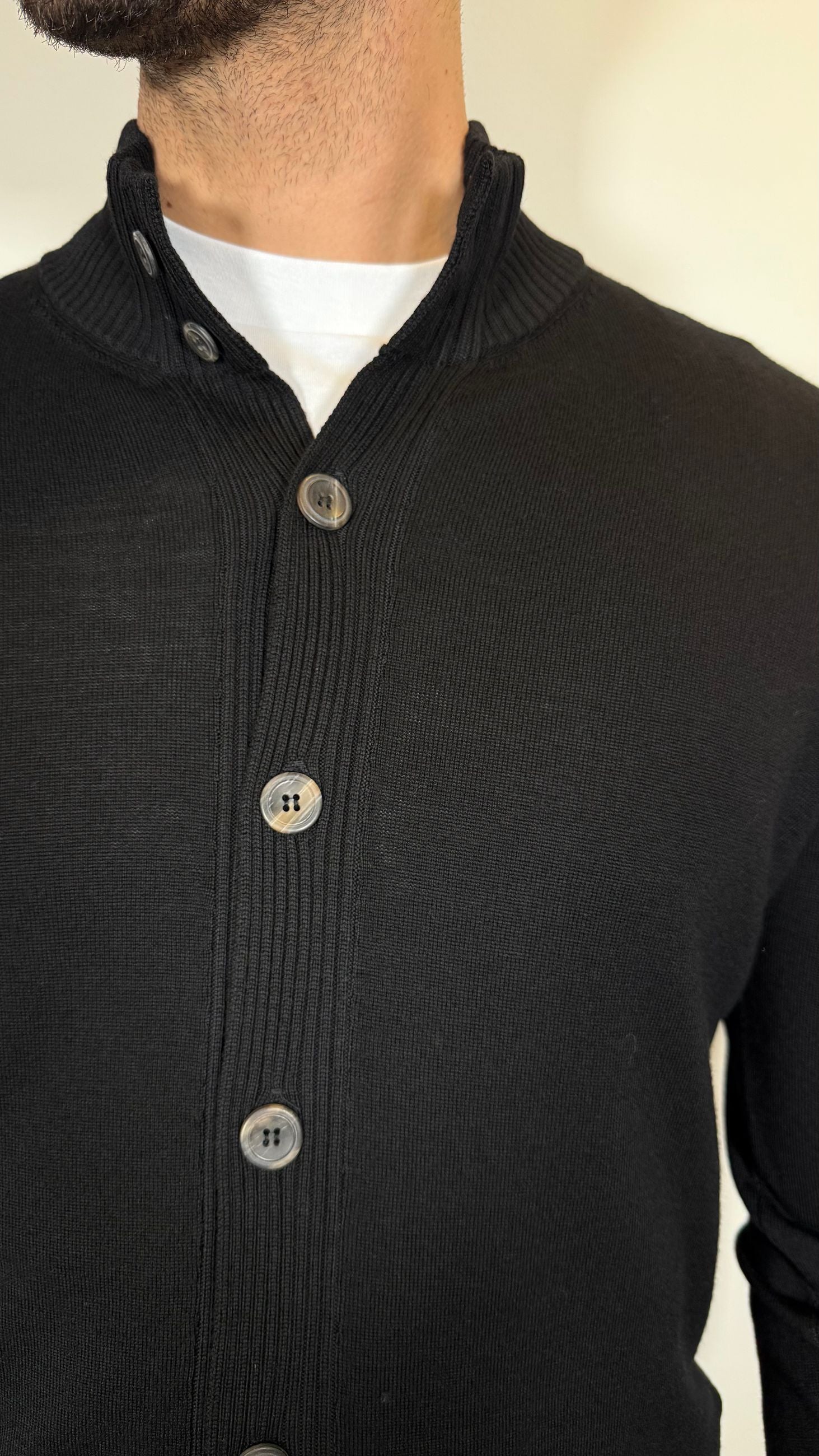 CARDIGAN CON BOTTONI IN PURA LANA - NERO